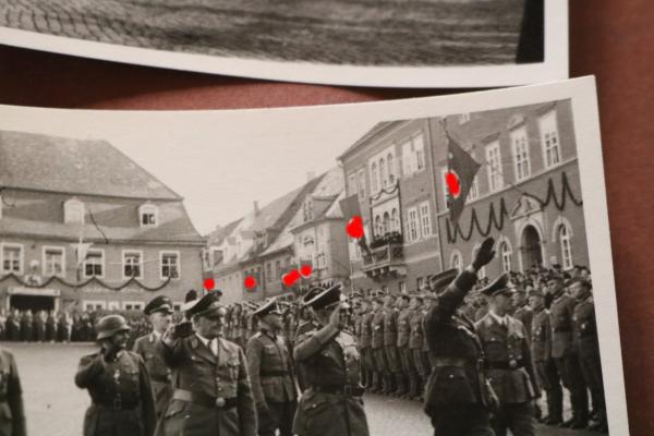 vier alte Fotos - Aufmarsch Soldaten -- Stadt - hohe Offiziere - Ort ?? Fahnen